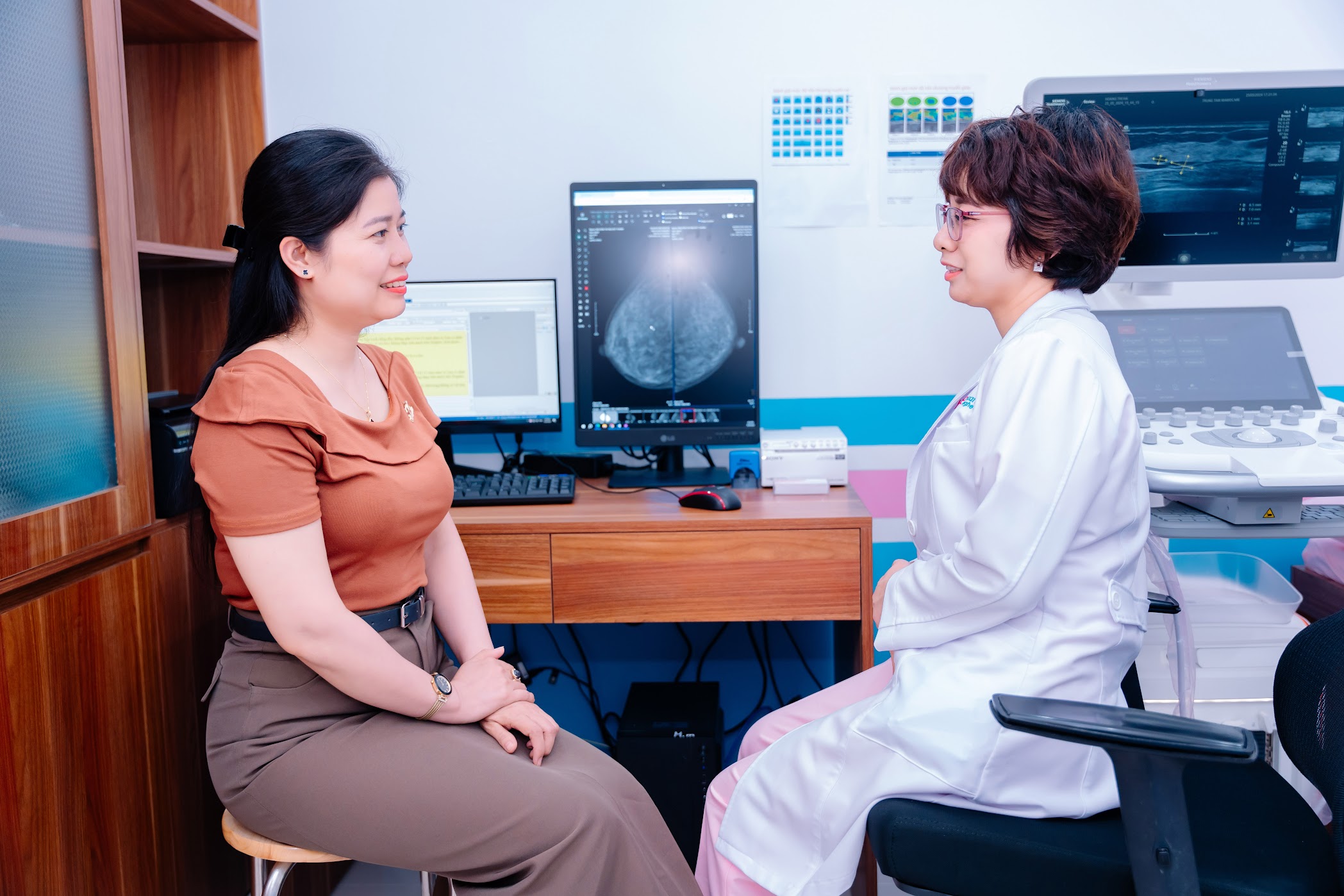 Triệu chứng ung thư vú: Những dấu hiệu cần cảnh giác để bảo vệ sức khỏe